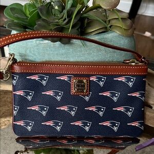 NWOT Dooney & Bourke Navy New England Patriots Logo Wristlet with Brown Trim